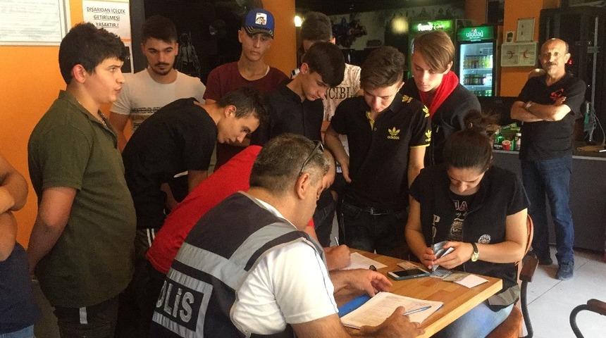 Uşak&rsquo;ta polis ekipleri internet kafeleri denetledi