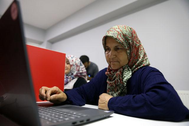 50 yaş üstü köylü kadınlar, bilgisayar eğitimi almaya başladı