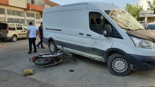 Motosiklet ile minibüs çarpıştı: 1 yaralı