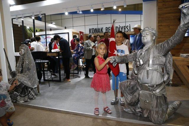 Başkan Abdül Batur, 9 Eylül coşkusunu fuara taşıdı