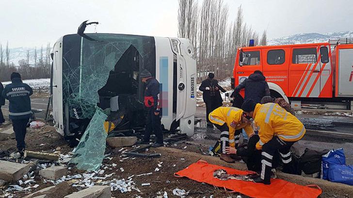 Sivas'ta yolcu otobüsü devrildi! G1