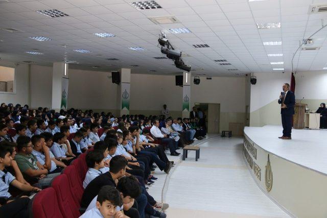 İmam Hatip öğrencilerine ilk dersi Rektör Bağlı verdi