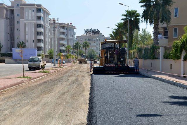 Muratpaşa’da mahalleler sıcak asfaltla kaplanıyor