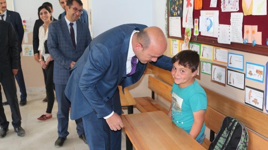 Bah&ccedil;esaray kaymakamı &Ouml;ztabak, &ouml;ğretmen ve &ouml;ğrencileri ziyaret etti