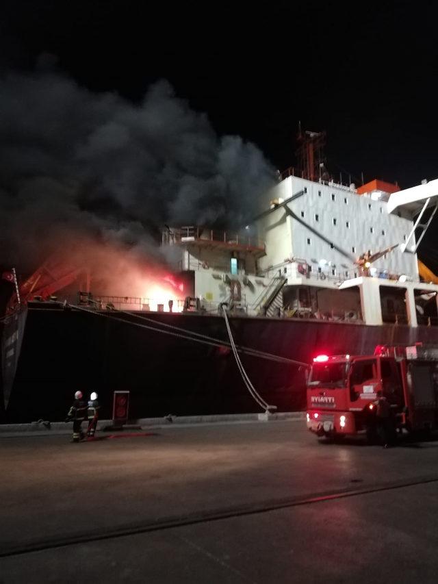 Atakaş Limanı'na yanaşan gemide yangın