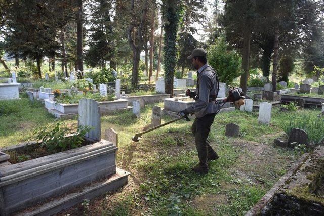 Mezarlıklarda sonbahar bakımı