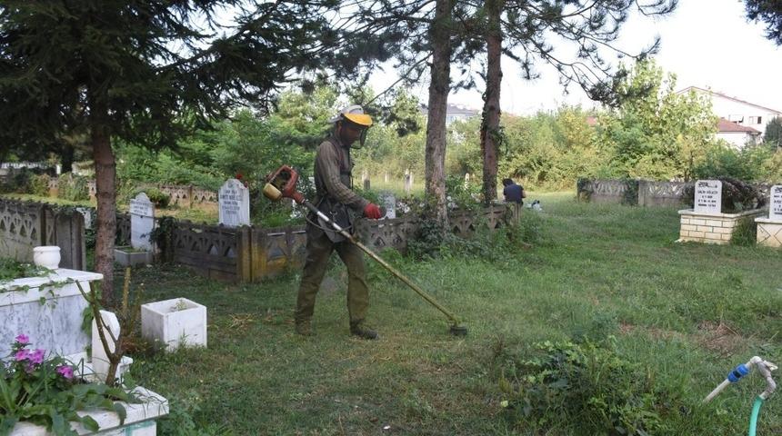 Mezarlıklarda sonbahar bakımı