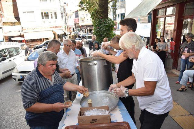 Başkan Şahin aşure ikramında bulundu