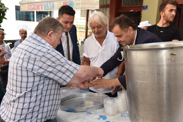 Başkan Şahin aşure ikramında bulundu