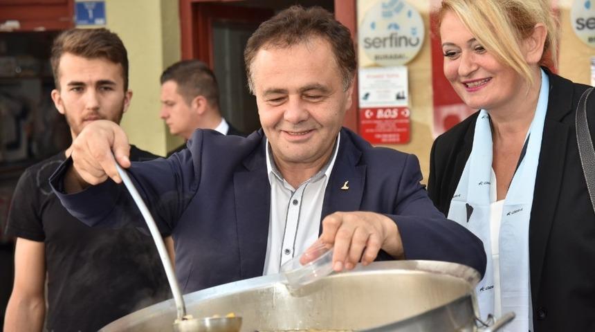 Başkan Şahin aşure ikramında bulundu