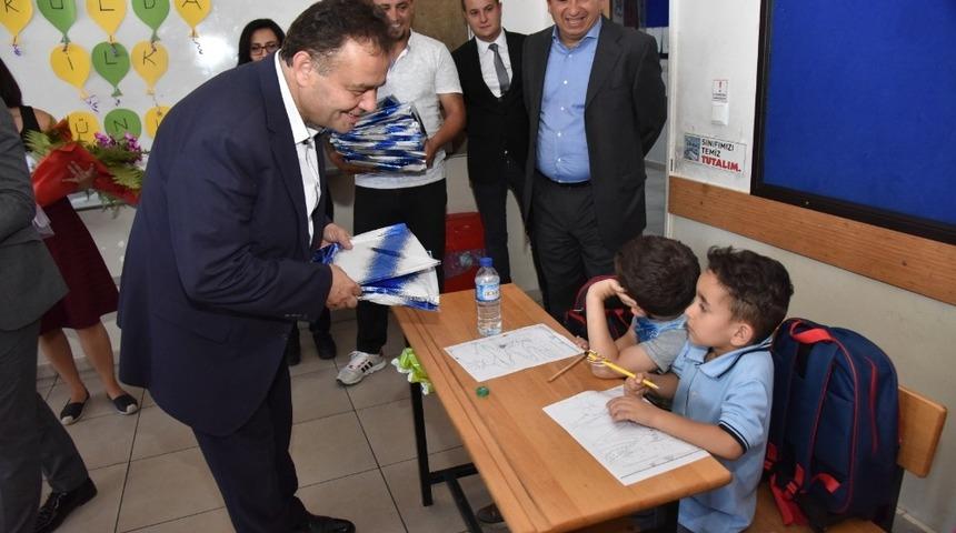 Başkan Şahin, okula başlayan çocukların sevincini paylaştı