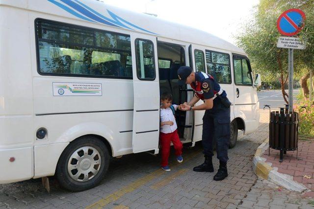 Jandarma’dan okul önlerinde ‘Huzur ve Güven’ uygulaması