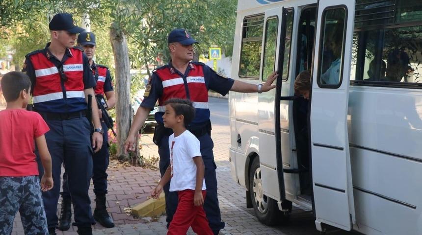 Jandarma&rsquo;dan okul &ouml;nlerinde &lsquo;Huzur ve G&uuml;ven&rsquo; uygulaması