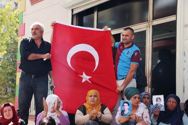 HDP önünde Türk bayrağı açıldı