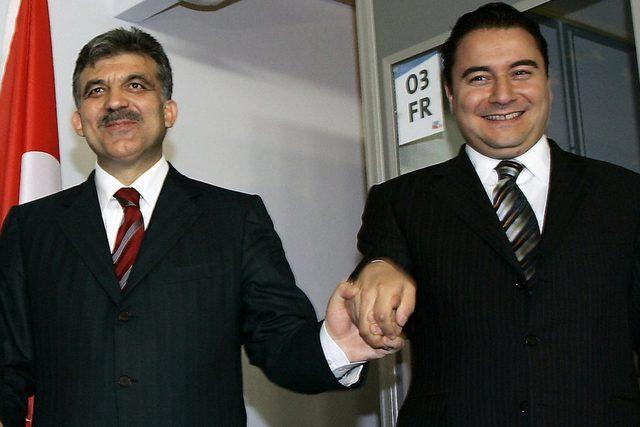 Ali Babacan, AKP'nin kurucu üyelerinden Abdullah Gül'ün ısrarıyla partiye katılmış ve AKP iktidarlarında kritik görevleri genç yaşta üstlenmeye başlamıştı.