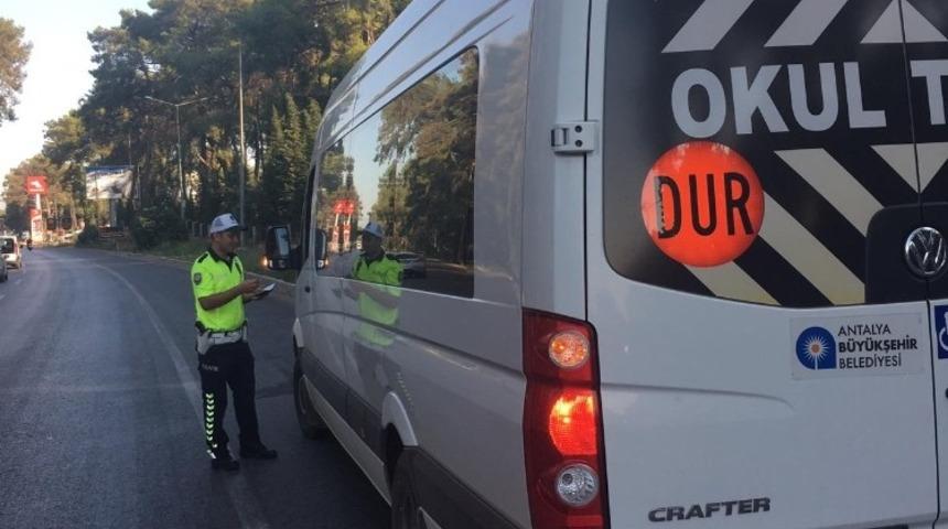 Okulun ilk g&uuml;n&uuml;nde 19 okul servis aracına ceza verildi