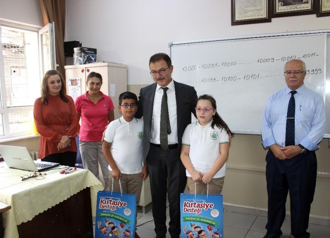 29 bin Ey&uuml;psultanlı &ccedil;ocuğa kırtasiye desteği