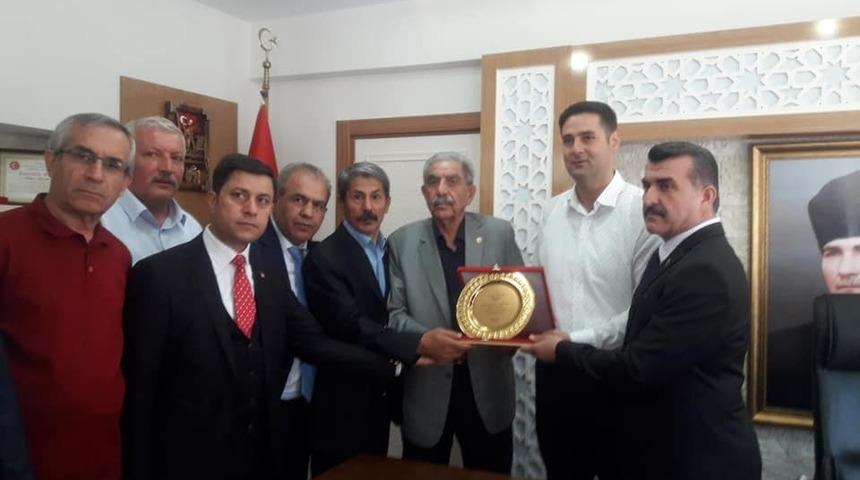 Muhtarlardan Kaymakam G&uuml;len&ccedil;&rsquo;e plaket