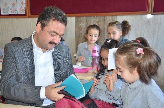Elbistan Belediyesi’nden 3 bin öğrenciye eğitim seti hediyesi