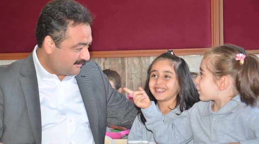 Elbistan Belediyesi&rsquo;nden 3 bin &ouml;ğrenciye eğitim seti hediyesi