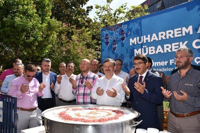 Şehzadeler vatandaşın ağzını aşureyle tatlandırdı