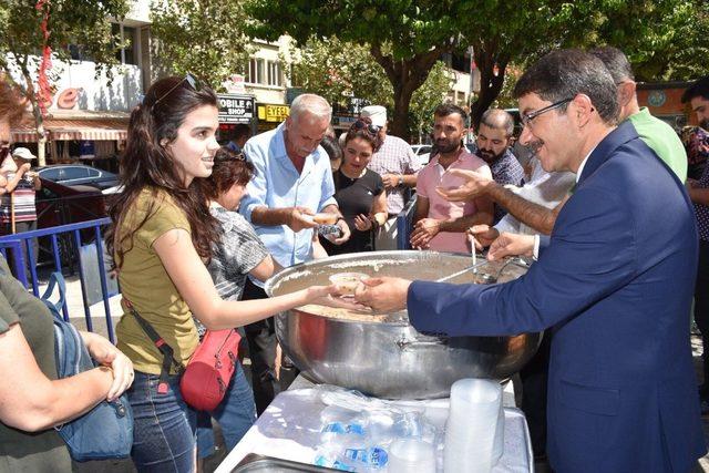 Şehzadeler vatandaşın ağzını aşureyle tatlandırdı