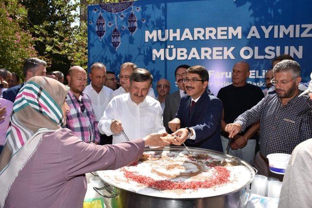 Şehzadeler vatandaşın ağzını aşureyle tatlandırdı