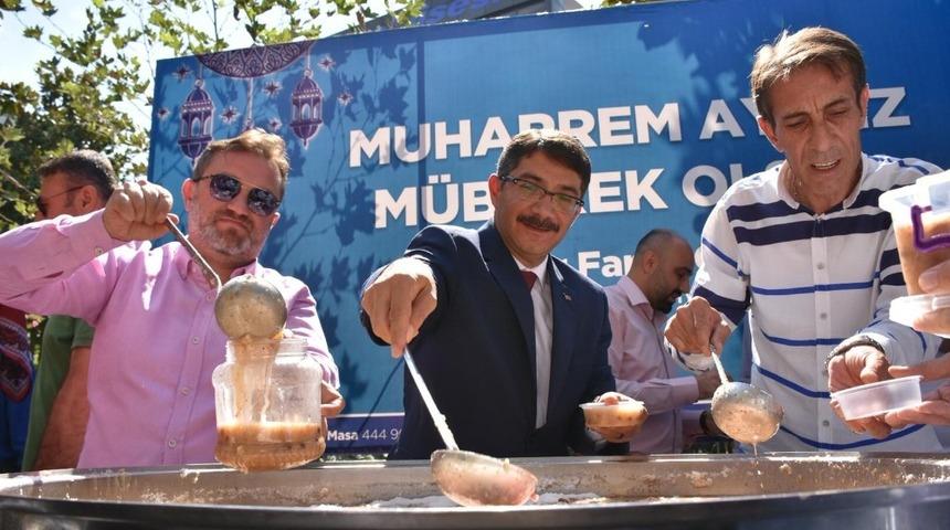 Şehzadeler vatandaşın ağzını aşureyle tatlandırdı