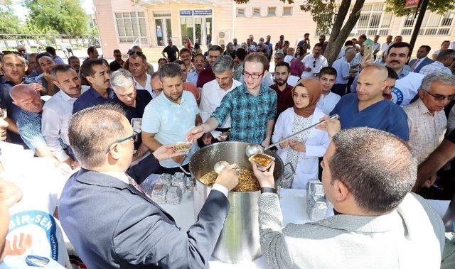 Eğitim-Bir-Sen GAÜN Temsilciliği’nden bin kişiye aşure