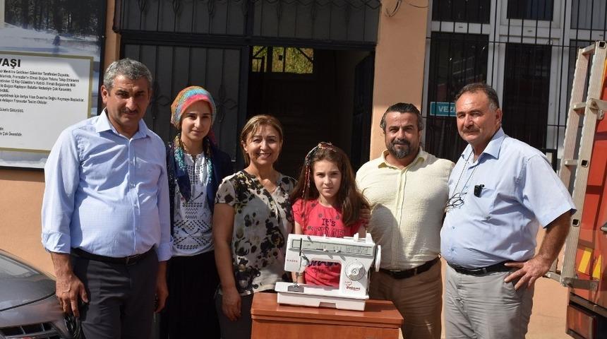 Bozdoğan, k&uuml;&ccedil;&uuml;k kızın &rsquo;dikiş makinesi&rsquo; isteğini yerine getirdi