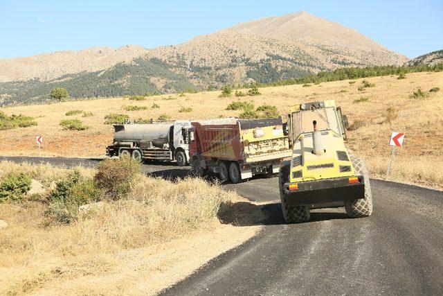 Develi’de on kırsal mahallenin parke ve asfaltlama çalışmaları tamamlandı