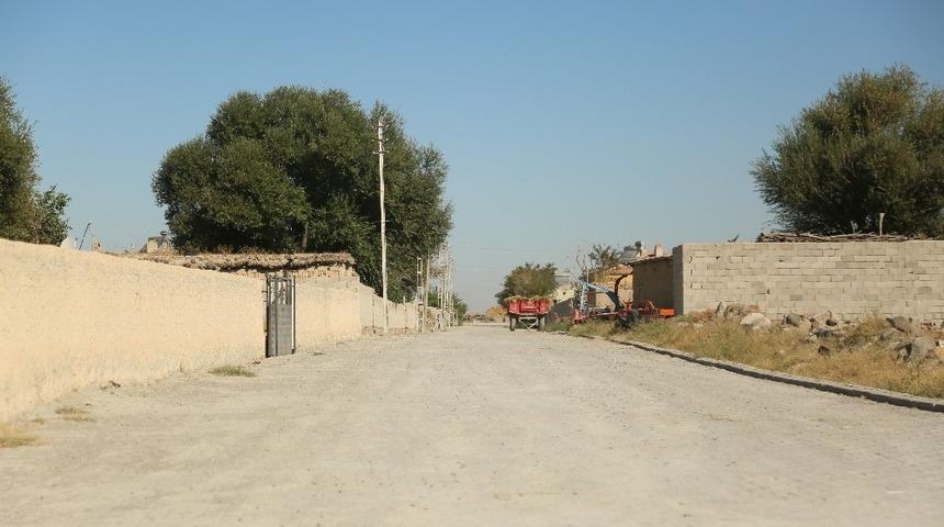 Develi&rsquo;de on kırsal mahallenin parke ve asfaltlama &ccedil;alışmaları tamamlandı