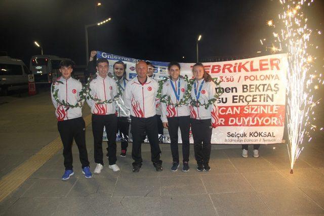 Avrupa üçüncüsü olan badmintonculara havalimanında coşkulu karşılama