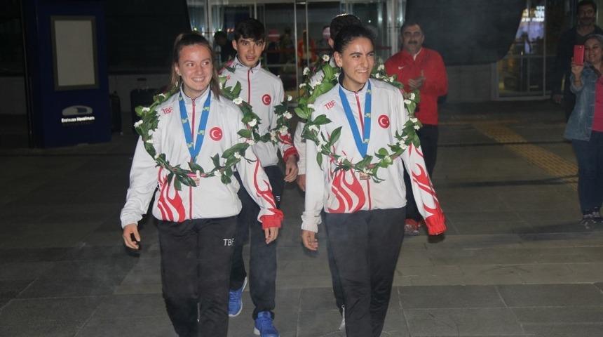 Avrupa &uuml;&ccedil;&uuml;nc&uuml;s&uuml; olan badmintonculara havalimanında coşkulu karşılama