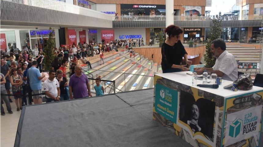Ahmet &Uuml;mit, &rsquo;10 Burda Kitap Fuarı&rsquo;nda&rsquo; okurları ile buluştu