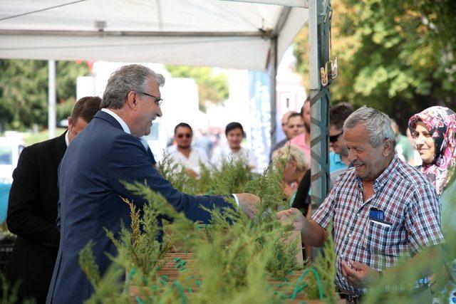 Peyzaj ve Süs Bitkiciliği Festivali kapsamında vatandaşlara süs bitkileri hediye edildi