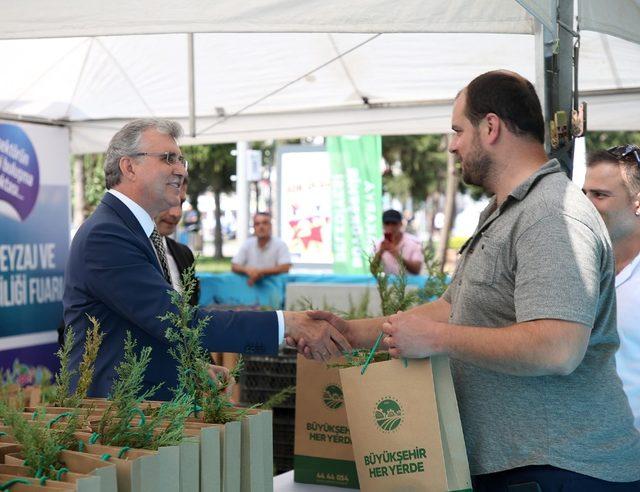 Peyzaj ve Süs Bitkiciliği Festivali kapsamında vatandaşlara süs bitkileri hediye edildi