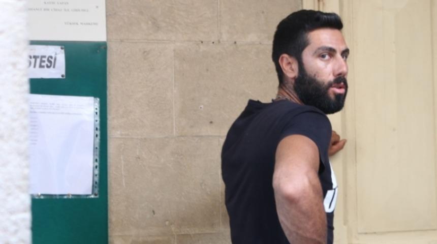 Eşini süpürgenin sapı ile boğmak istedi!