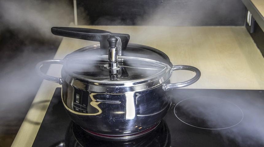 Patlayan düdüklü tencerenin düdüğü kadının gözüne saplandı!