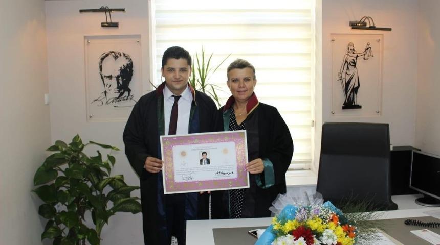 Gen&ccedil; avukat ruhsatnamesini Baro Başkanı Aynur&rsquo;un elinden aldı