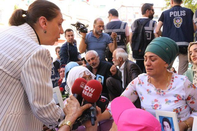 AK Parti’li vekilden HDP önünde eylem yapan ailelere destek ziyareti