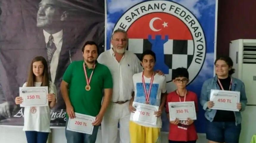 Yunusemreli satran&ccedil;&ccedil;ılar İzmir A&ccedil;ık Satran&ccedil; Turnuvasına katıldı