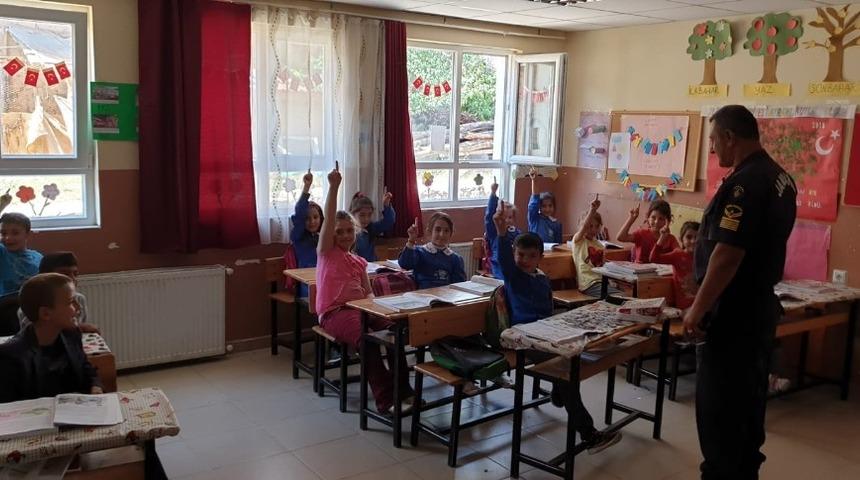 Şuhut jandarmasından öğrencilere miniklere trafik eğitimi