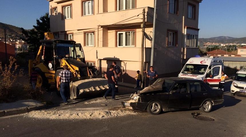 Otomobil ile iş makinası çarpıştı; 1 yaralı