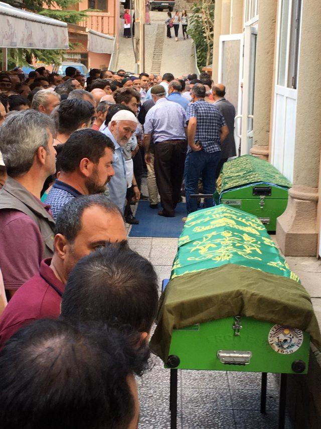 Nişan dönüşü kazada ölen anne ve çocukları, toprağa verildi (2)