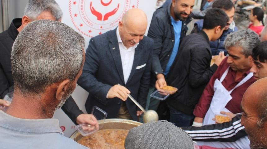 Ağrı Aile, &Ccedil;alışma ve Sosyal Hizmetler İl M&uuml;d&uuml;rl&uuml;ğ&uuml; vatandaşlara aşure dağıttı