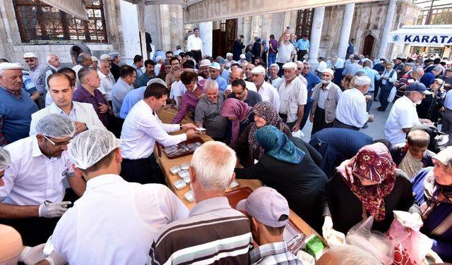 Karatay Belediyesinden vatandaşlara aşure ikramı