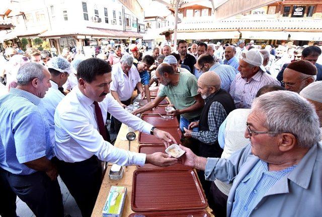 Karatay Belediyesinden vatandaşlara aşure ikramı