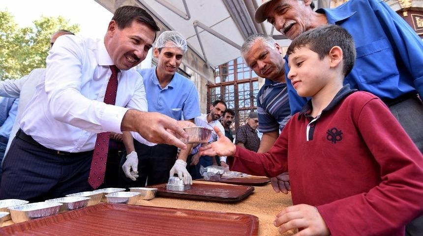 Karatay Belediyesinden vatandaşlara aşure ikramı