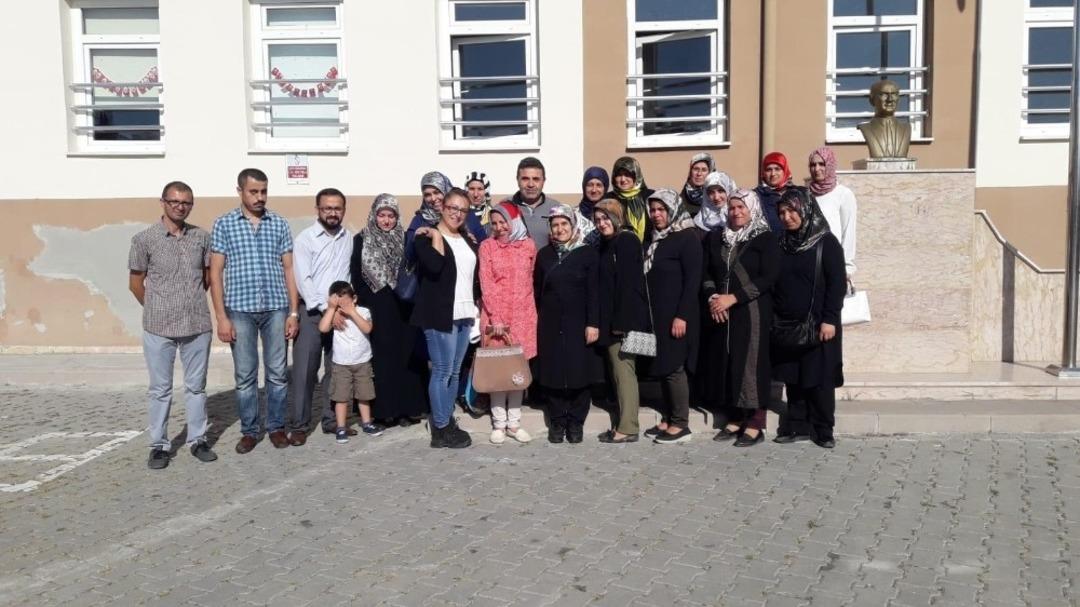 Tedaviden d&ouml;nen &ouml;ğretmenlerini konfeti patlatarak karşıladılar